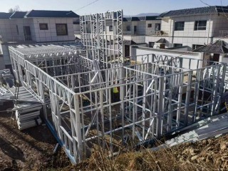 華能微排建筑給老百姓一個綠色的家●像搭積木一樣建房●我們每天追蹤微排建筑搭建進展每天更新用近百張圖片展示建造全過程樣板間地址：臨夏州和政縣達(dá)浪鄉(xiāng)大莊新農(nóng)村分五個重大步驟地基部分輕鋼裝配部分屋面外墻裝修